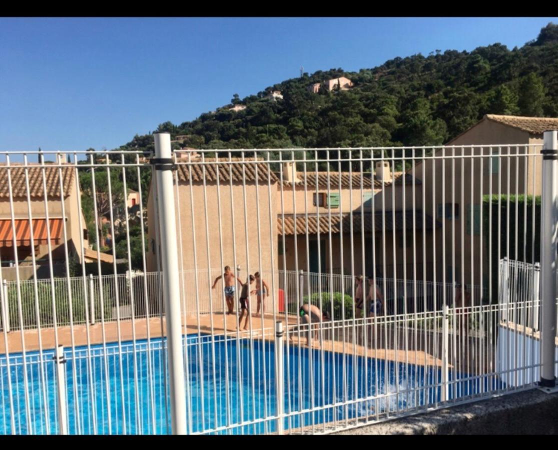 Cavalaire Vue Mer Au Loin Maisonnette Tout Equipee Pour 4 Personnes Avec Piscine Clim Wifi Velos Tv Barbecues 외부 사진