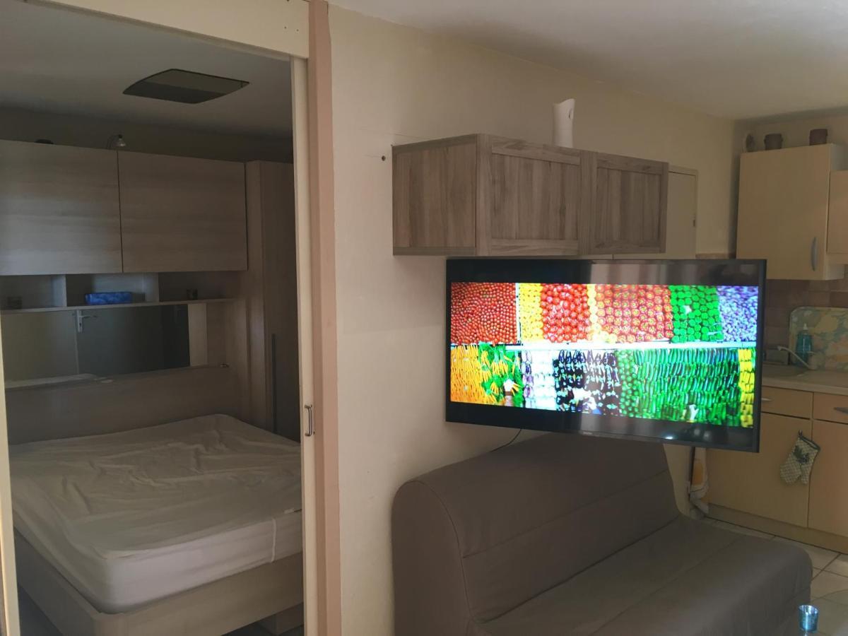 Cavalaire Vue Mer Au Loin Maisonnette Tout Equipee Pour 4 Personnes Avec Piscine Clim Wifi Velos Tv Barbecues 외부 사진