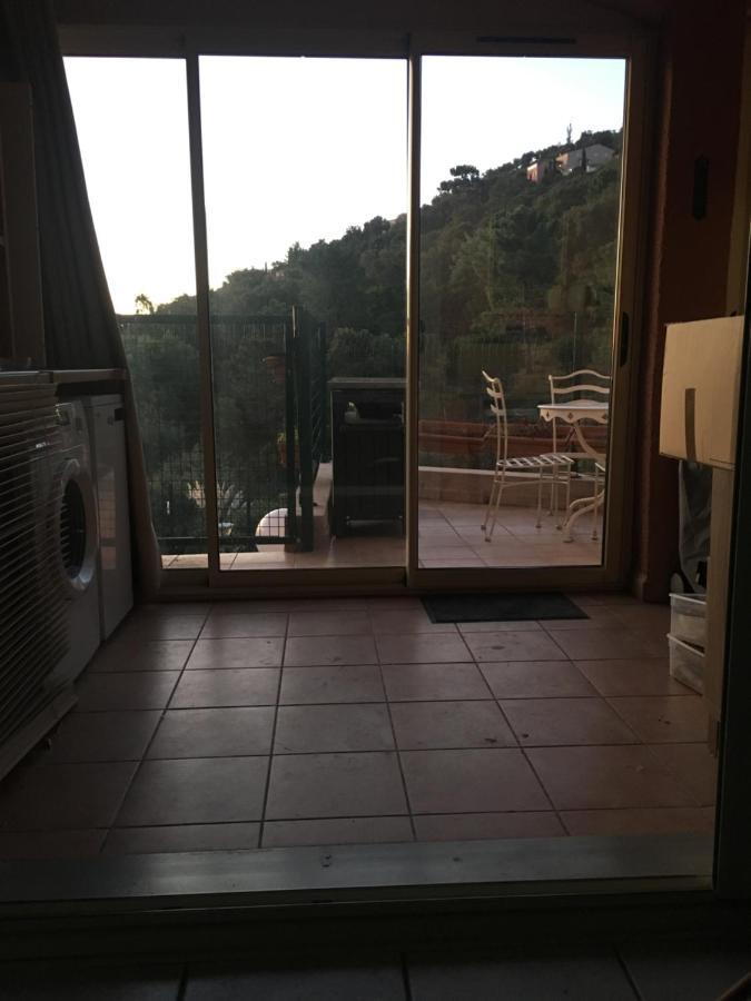 Cavalaire Vue Mer Au Loin Maisonnette Tout Equipee Pour 4 Personnes Avec Piscine Clim Wifi Velos Tv Barbecues 외부 사진